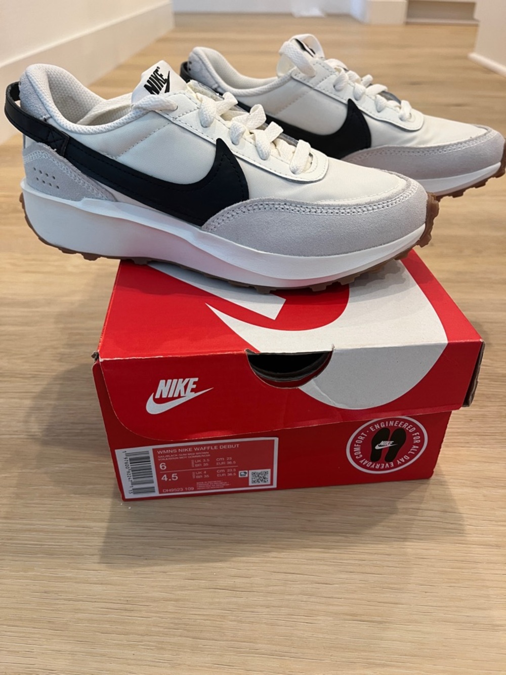 WOMEN'S NIKE WAFFLE DEBUT SNEAKERS